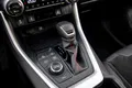 Imagen del cambio de marchas del Toyota RAV4, con un diseño moderno y funcional.
