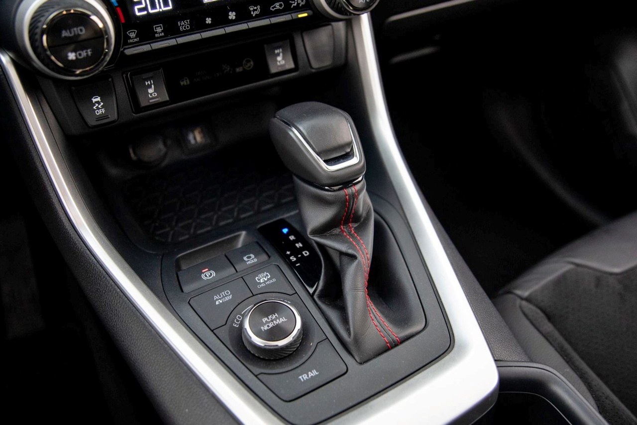 Imagen del cambio de marchas del Toyota RAV4, con un diseño moderno y funcional.