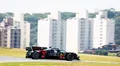 El Toyota GR010 Hybrid durante una emocionante carrera en Interlagos.
