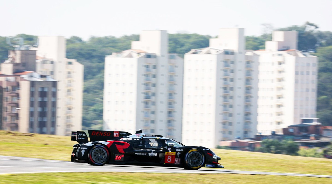 El Toyota GR010 Hybrid durante una emocionante carrera en Interlagos.