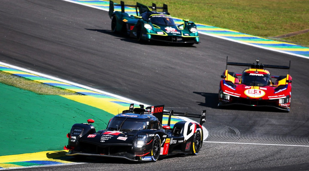 El Toyota GR010 Hybrid en plena acción durante la carrera en Interlagos.