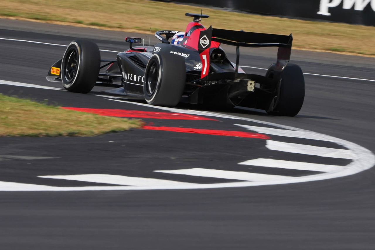 El monoplaza muestra un diseño aerodinámico característico, destacando en Silverstone.