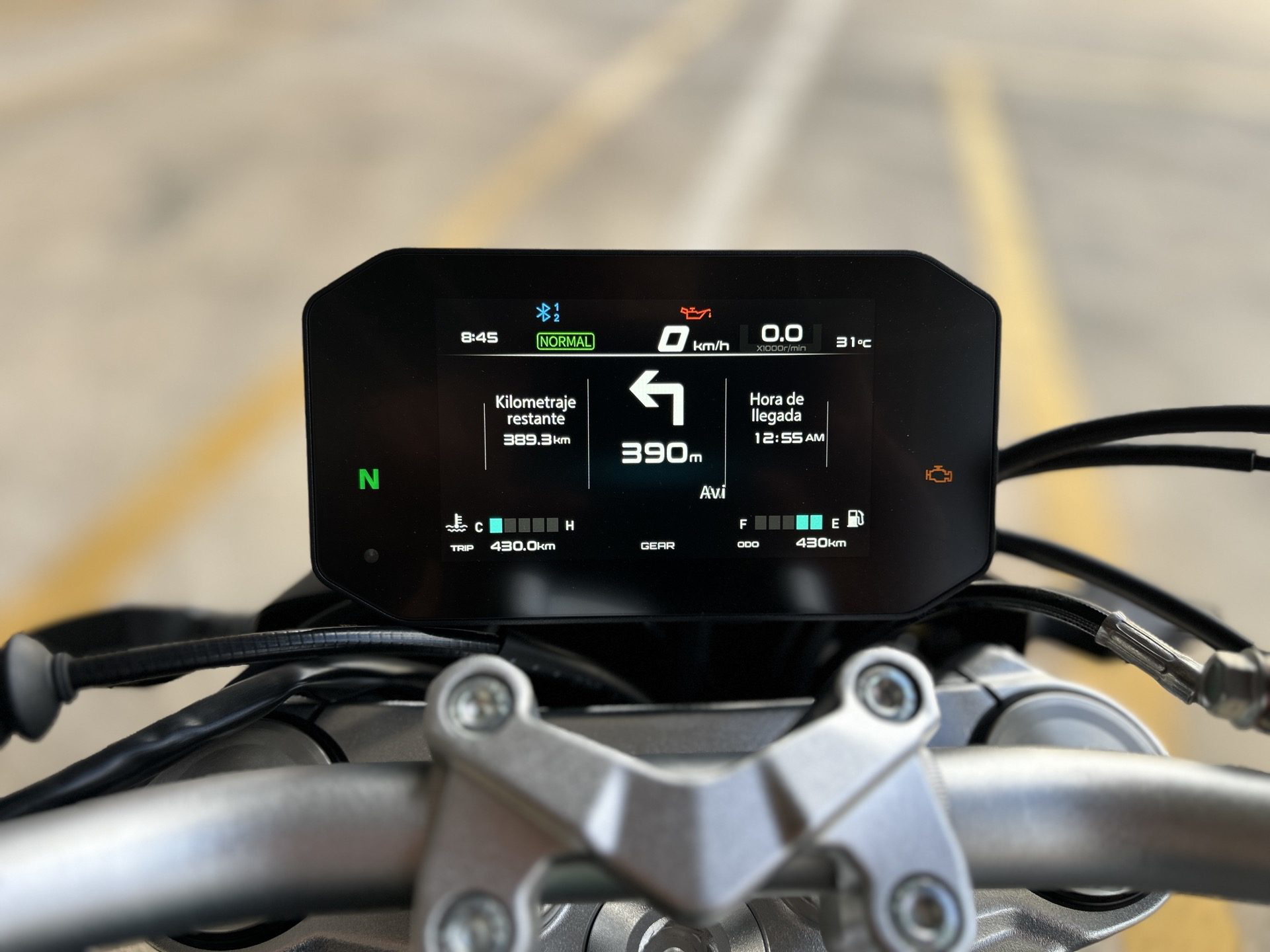 Pantalla digital del modelo Voge 625R, con información precisa y moderna.