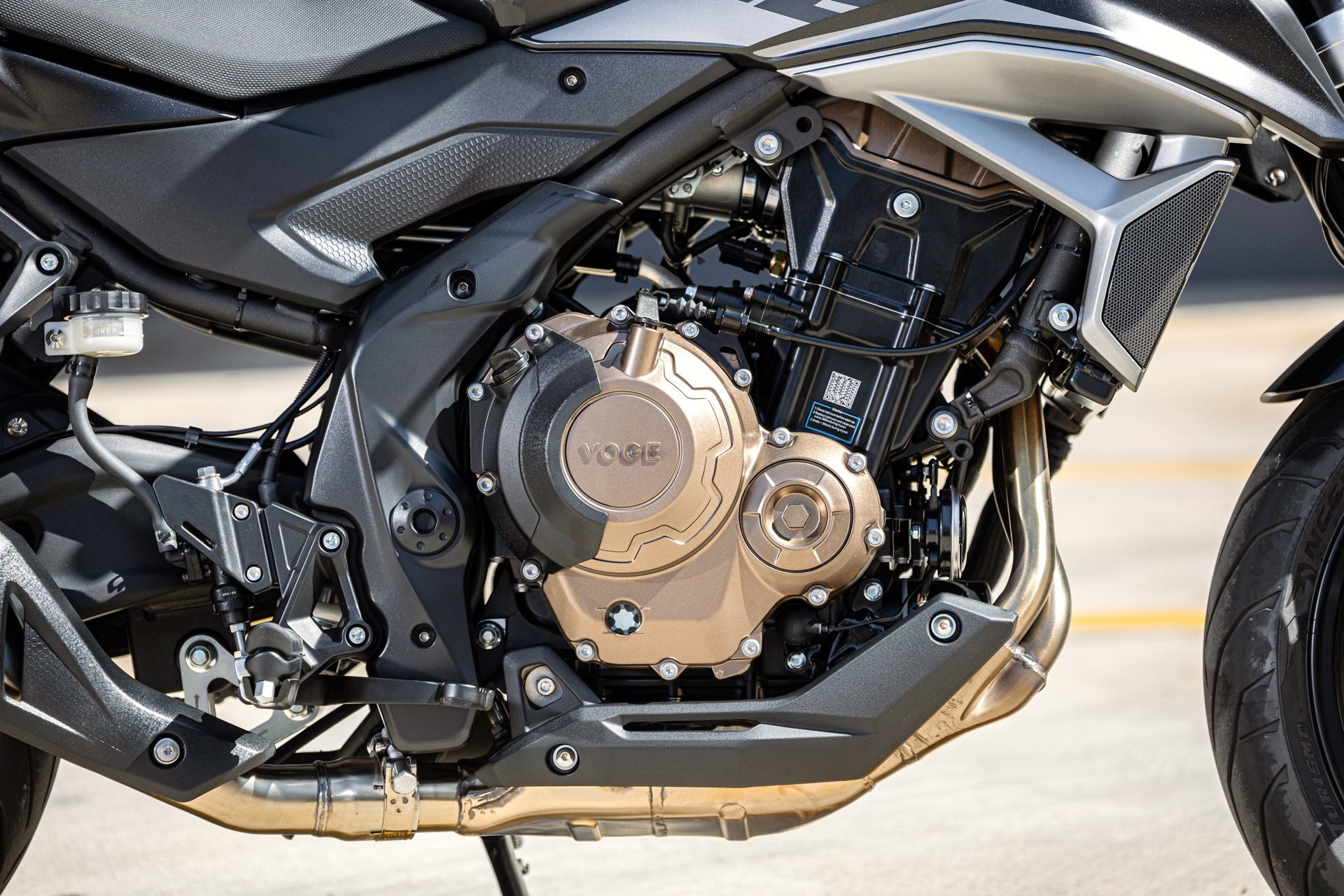 El motor de la Voge 625R resalta por su diseño compacto y eficiente.