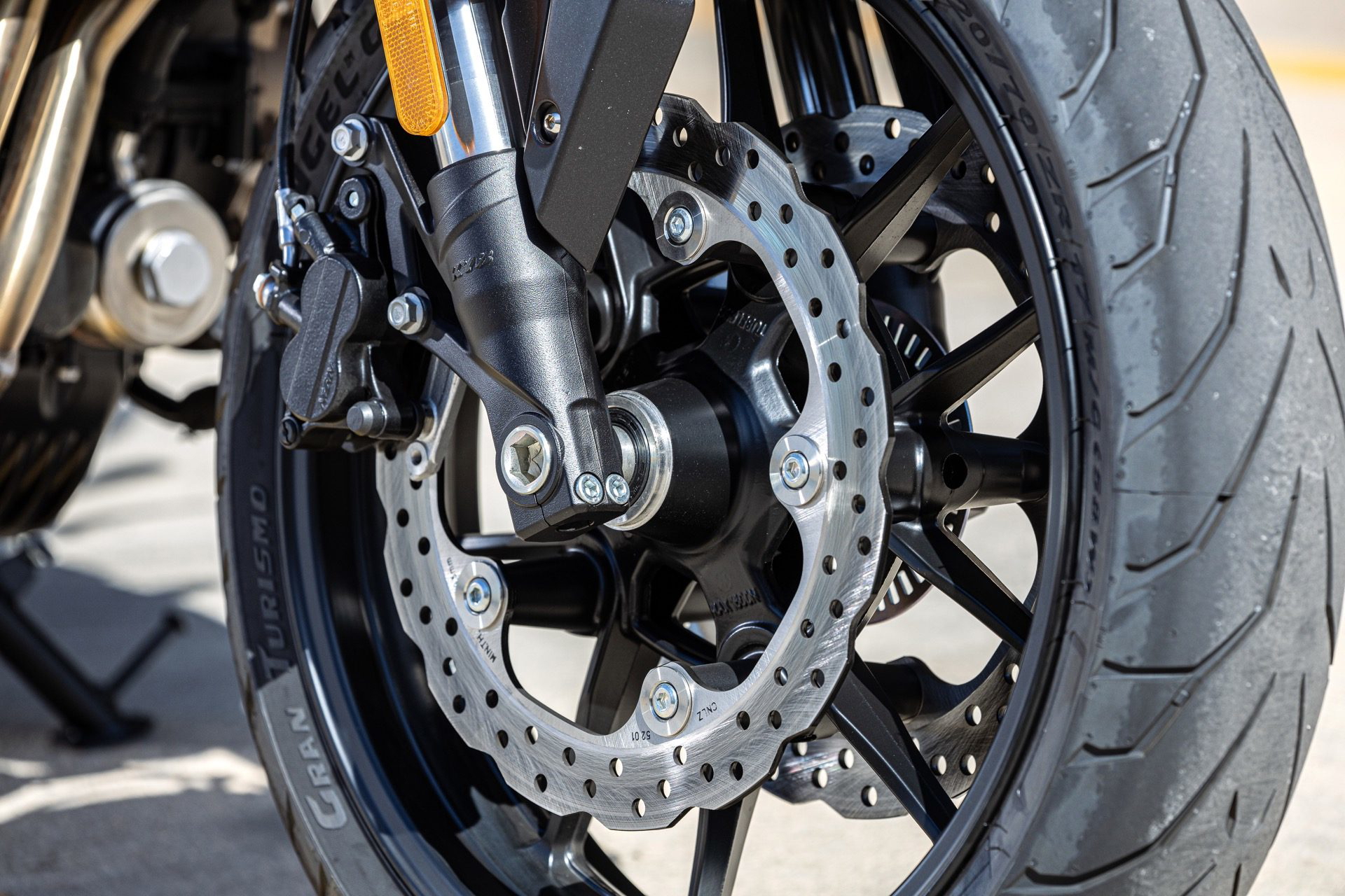 Primer plano del sistema de frenos delantero, mostrando calidad y tecnología.
