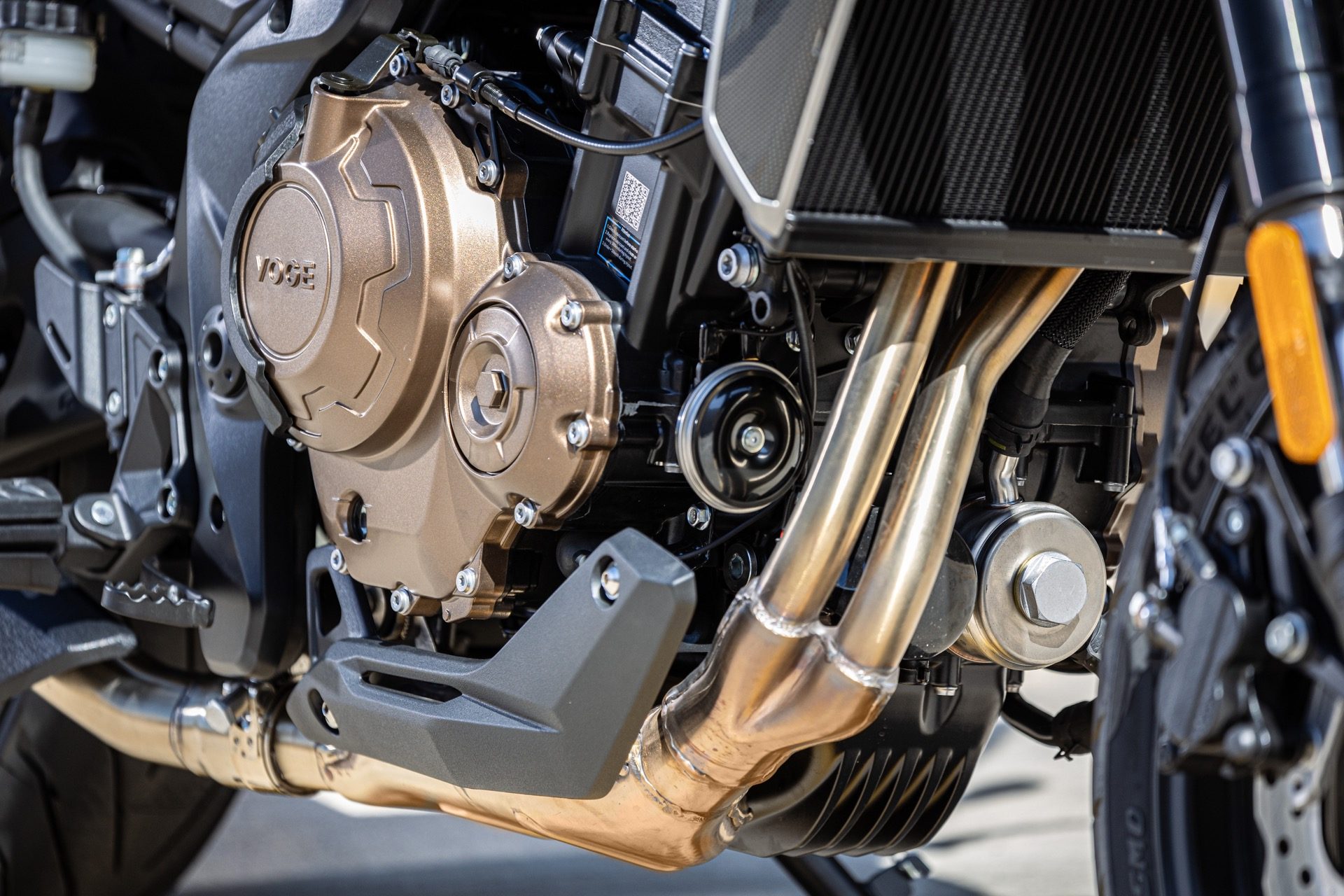 Vista detallada del motor de la Voge 625R, destacando su acabado y componentes.