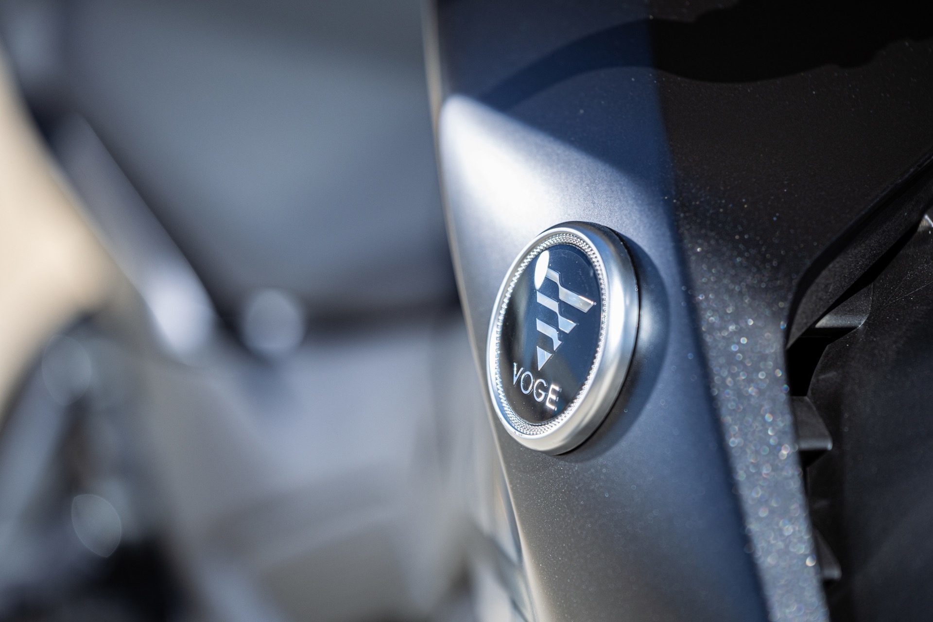 Logotipo de Voge que destaca la identidad de la motocicleta.