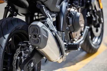 Vista detallada del sistema de escape de la Voge 625R, destacando su diseño y acabados.