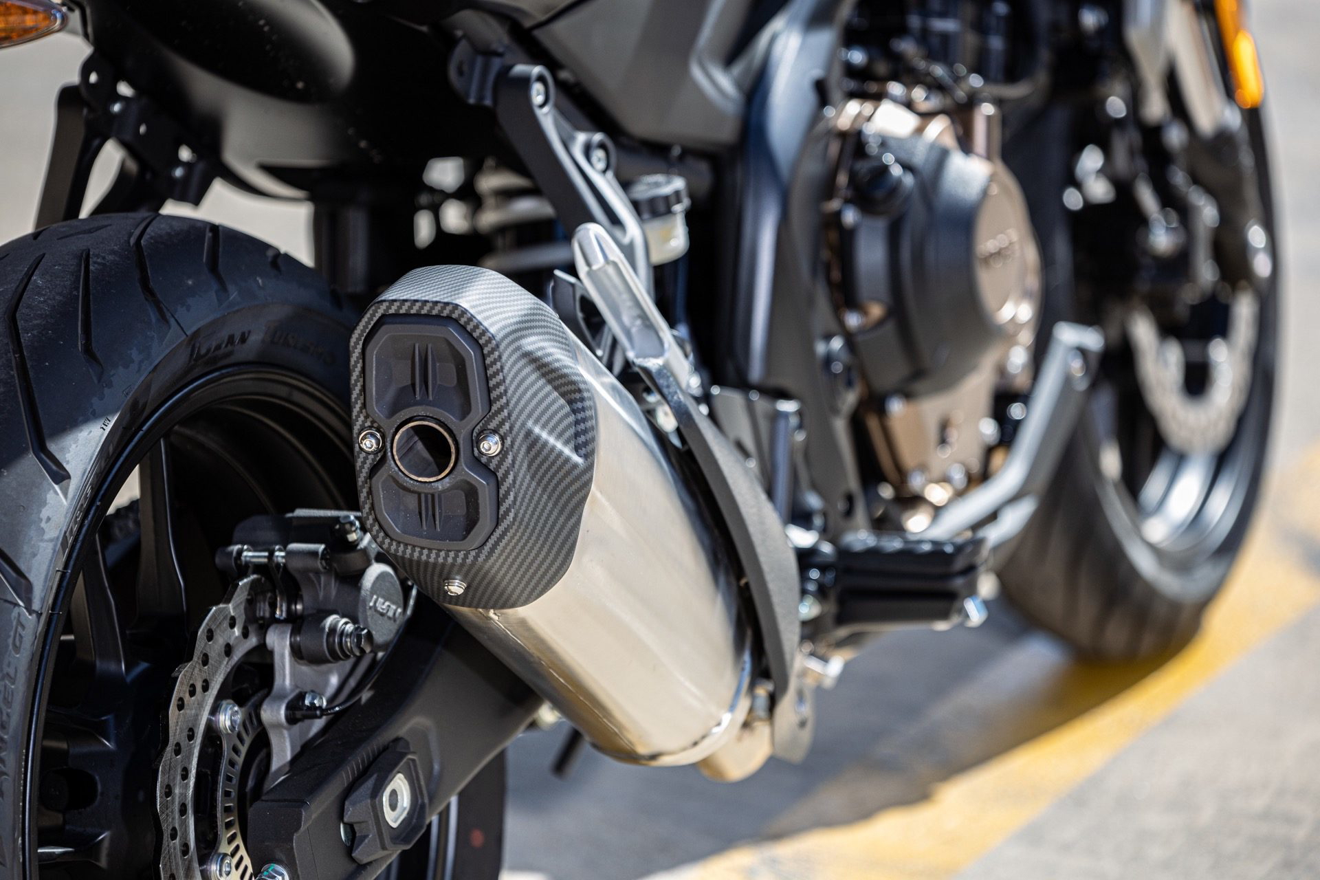 Vista detallada del sistema de escape de la Voge 625R, destacando su diseño y acabados.