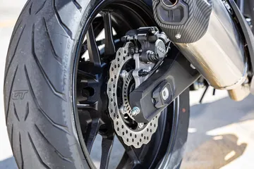 Vista detallada del sistema de frenos de la Voge 625R, que promete un rendimiento sobresaliente.