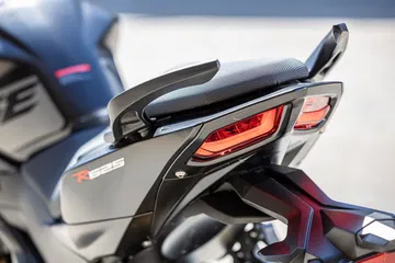 Vista del sistema de iluminación trasero de la Voge 625R, un diseño elegante y moderno.