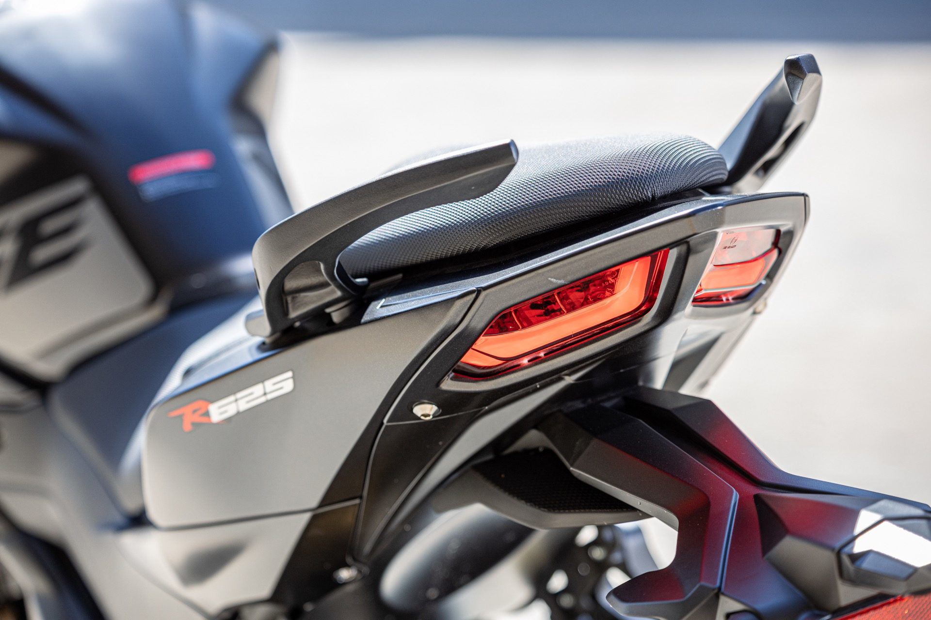 Vista del sistema de iluminación trasero de la Voge 625R, un diseño elegante y moderno.