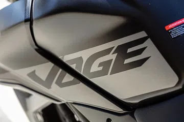 Detalle de la carrocería que muestra el acabado moderno y agresivo.