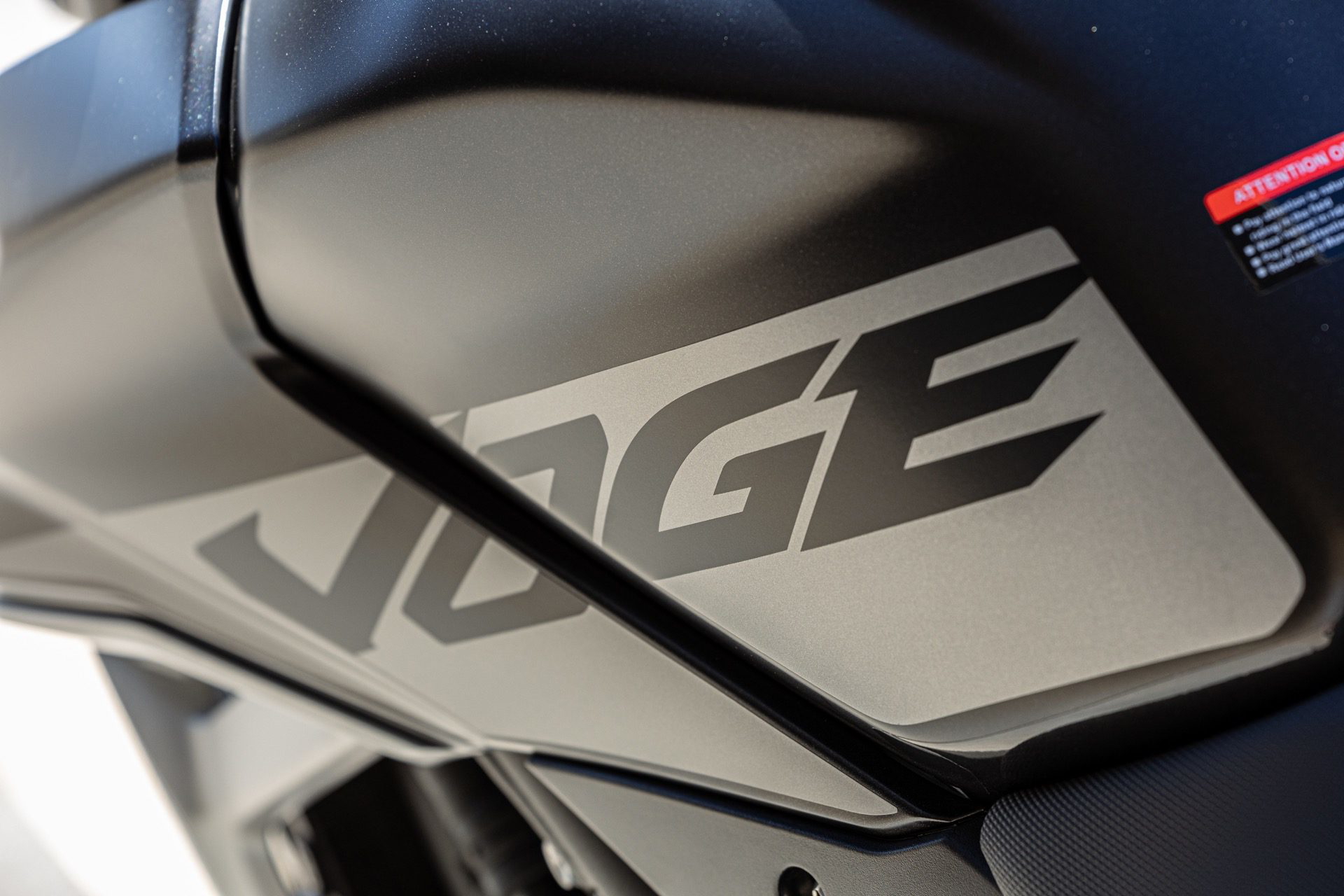 Detalle de la carrocería que muestra el acabado moderno y agresivo.