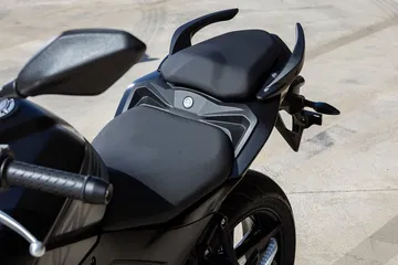 Asiento de la Voge 625R, diseño deportivo y ergonómico
