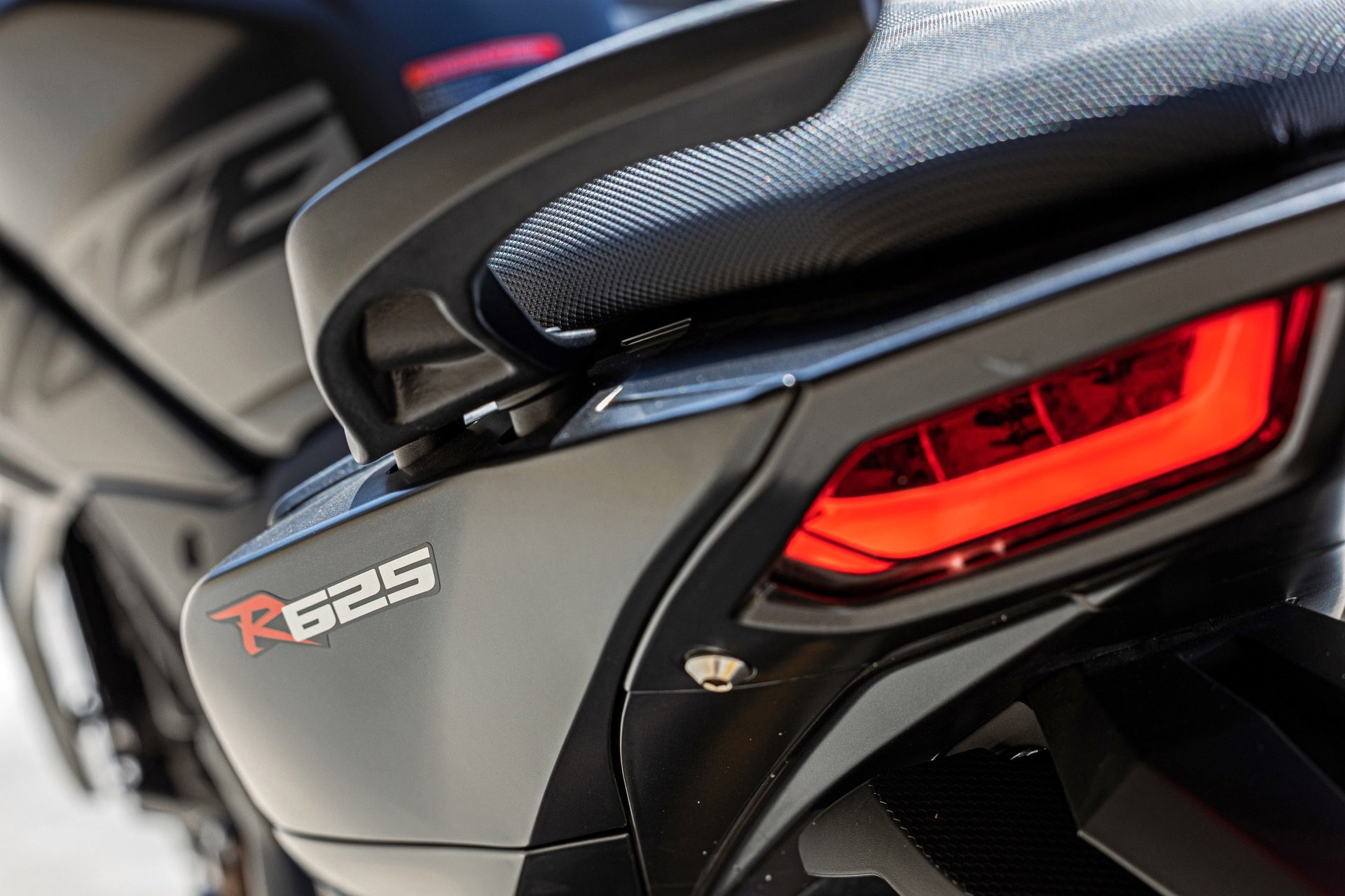 Detalle del diseño trasero del Voge 625R, con luces LED y acabado moderno.