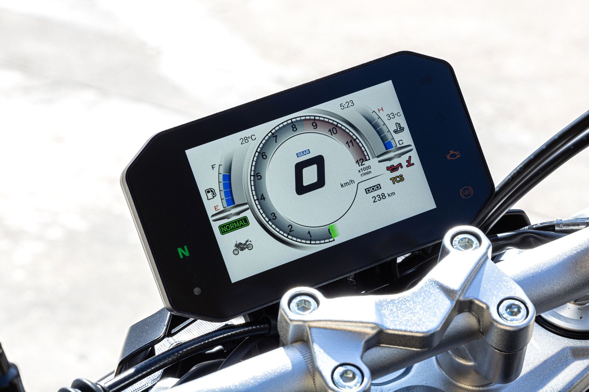 Pantalla digital que muestra información clave de la moto, incluyendo velocidad y revoluciones.