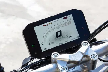 Pantalla digital moderna que muestra información clave sobre el rendimiento