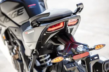 Diseño agresivo y moderno en la parte trasera de la Voge 625R.