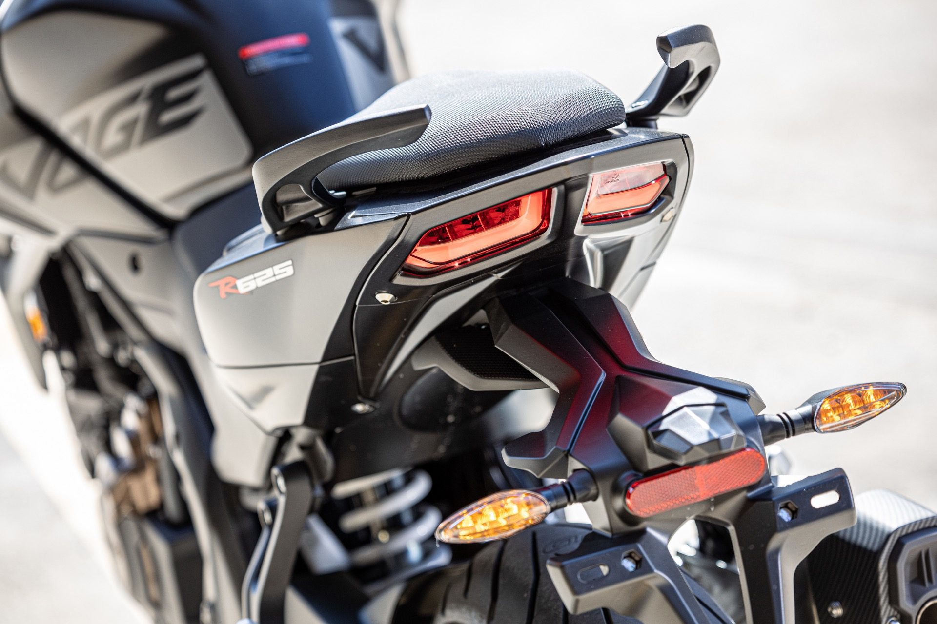 Diseño agresivo y moderno en la parte trasera de la Voge 625R.