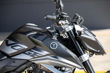 Primer plano del manillar y detalles de la Voge 625R, destacando su diseño moderno.