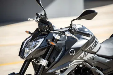 Vista del manillar con diseño moderno y tecnológico de la Voge 625R.