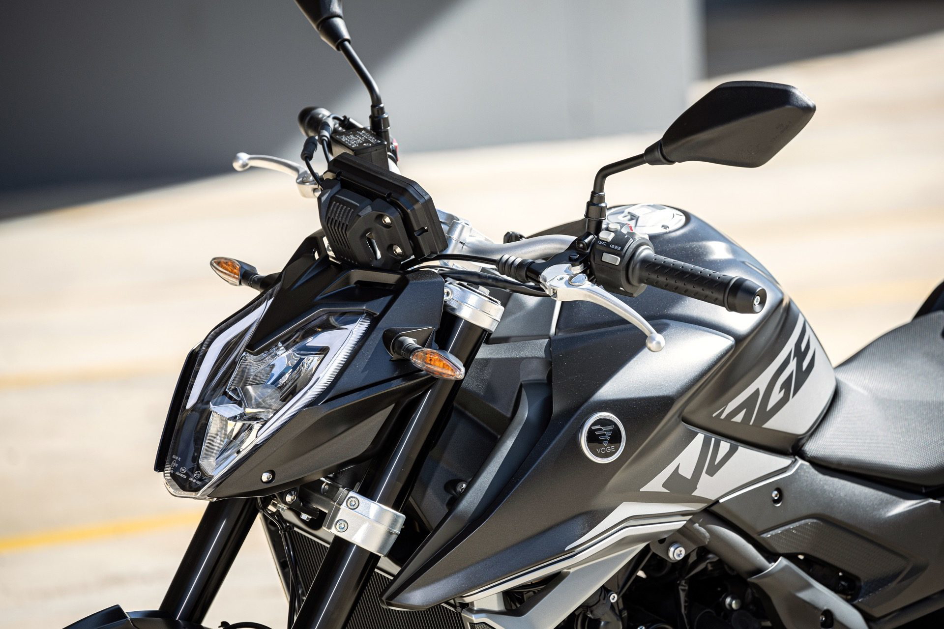 Vista del manillar con diseño moderno y tecnológico de la Voge 625R.