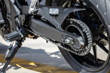 Vista detallada del sistema de transmisión, destacando la cadena y el basculante.