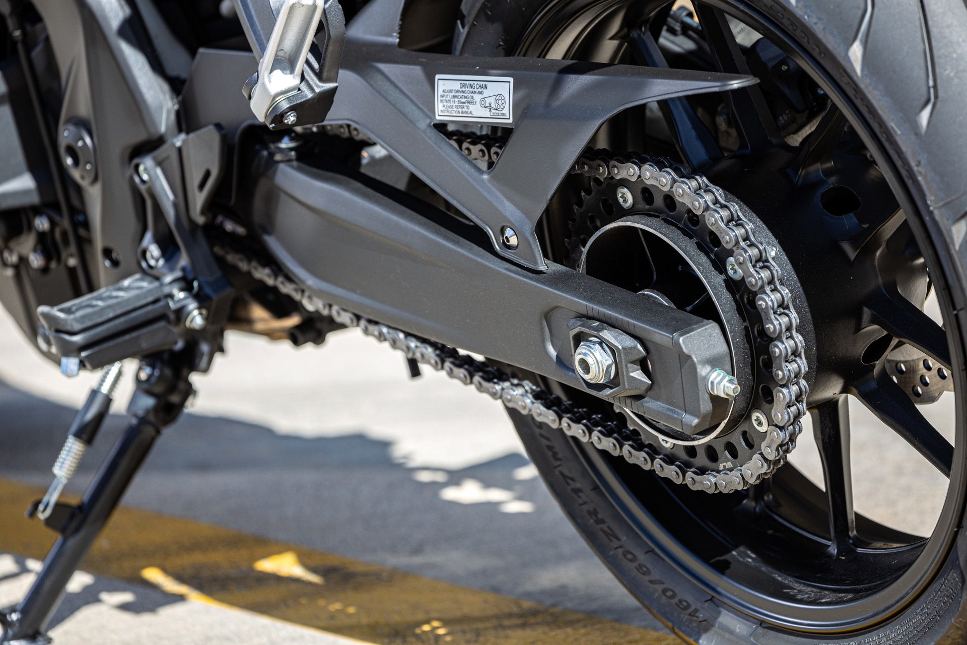 Vista detallada del sistema de transmisión, destacando la cadena y el basculante.