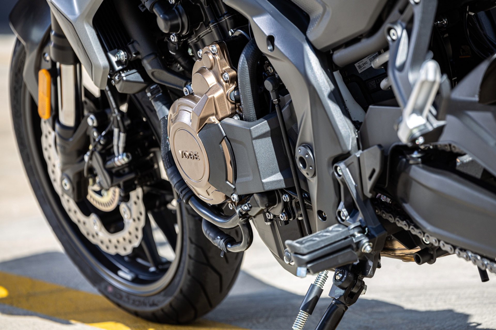 Imagen del motor de la Voge 625R, mostrando su diseño moderno y eficiente.