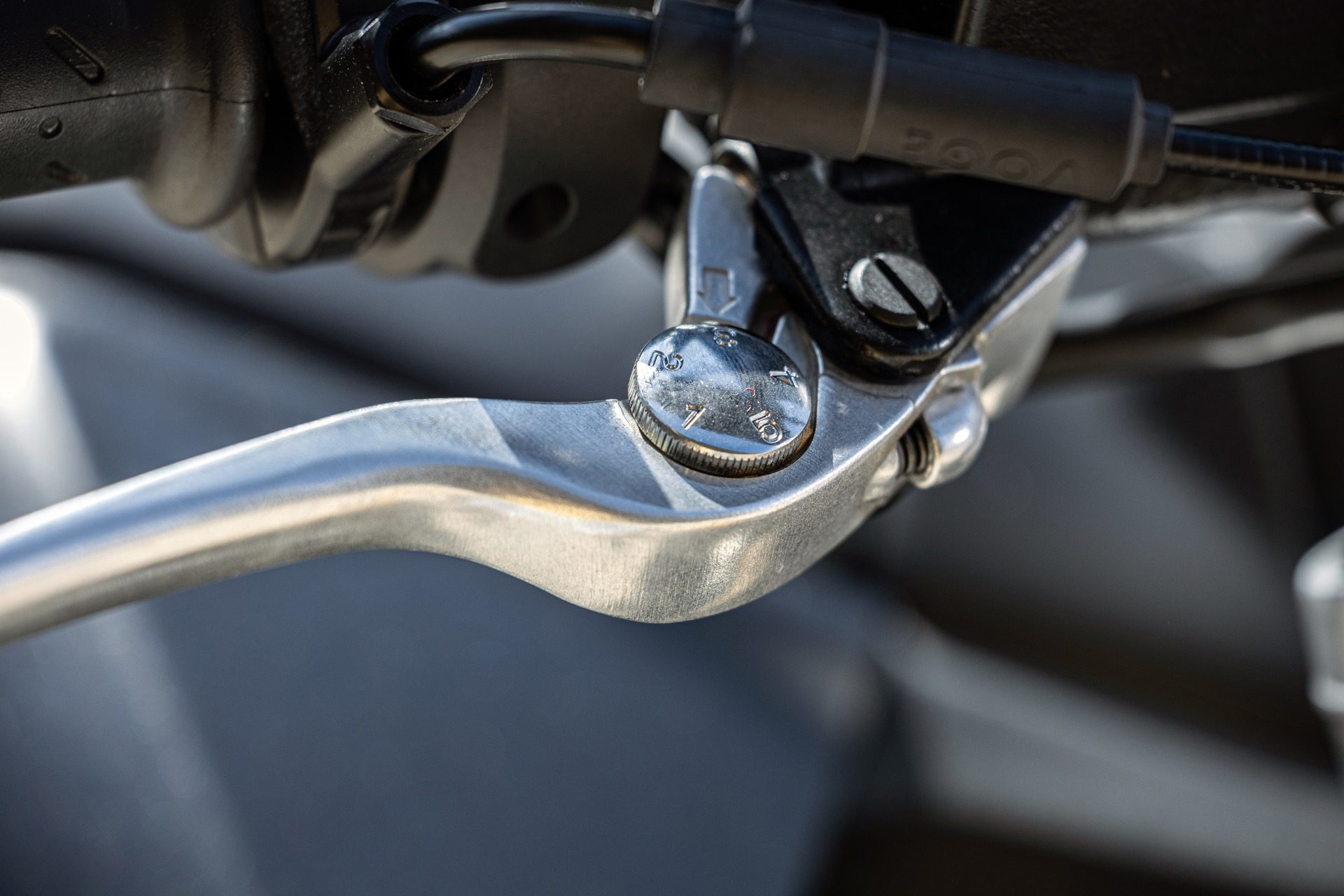 Primer plano del sistema de freno, mostrando la precisión y calidad del acabado.