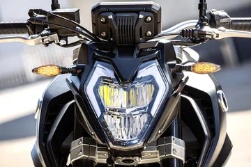 Vista frontal de la deportiva Voge 625R, enfocando en su moderna iluminación.