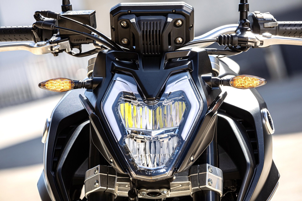 Vista frontal de la deportiva Voge 625R, enfocando en su moderna iluminación.