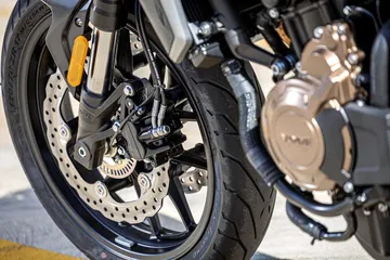 Vista detallada del sistema de frenado y la rueda de la Voge 625R, mostrando su robustez.