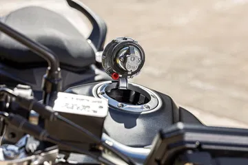 Vista del sistema de combustible, destacando la calidad de acabados.