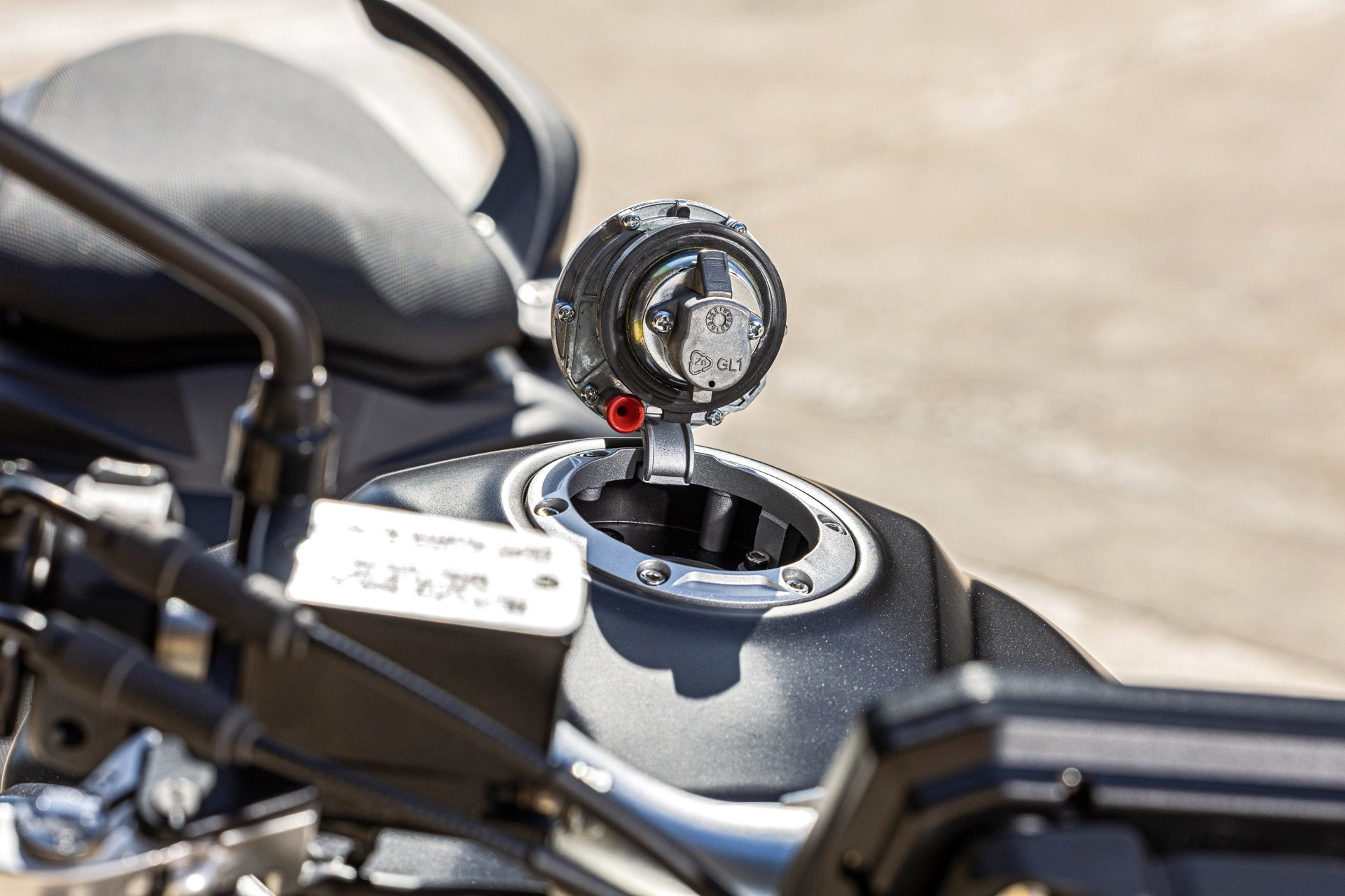 Vista del sistema de combustible, destacando la calidad de acabados.