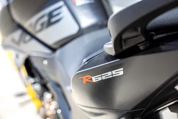 La Voge 625 R se presenta con un diseño agresivo y moderno.