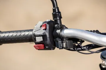 Controles del manillar de la Voge 625R, destacan por su diseño ergonómico.