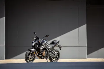La Voge 625R desafía a la Yamaha MT-07 con estilo y tecnología a un precio competitivo.