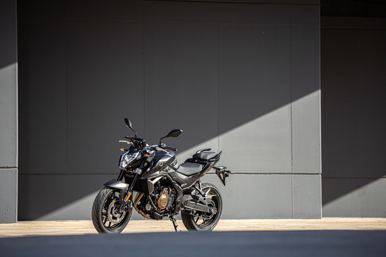 La Voge 625R desafía a la Yamaha MT-07 con estilo y tecnología a un precio competitivo.
