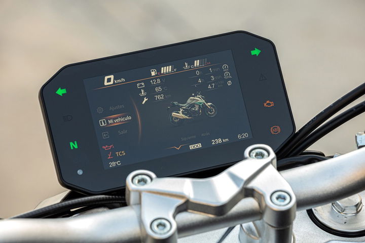 Pantalla digital que muestra datos clave de rendimiento y configuración de la moto Voge 625R.