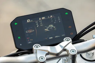 Pantalla digital que muestra datos clave de rendimiento y configuración de la moto Voge 625R.