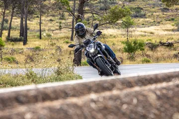 La Voge 625R se muestra ágil y lista para competir con la Yamaha MT-07. Diseño atractivo y sportiva.