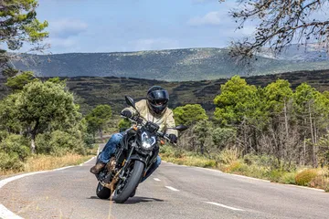 La Voge 625R muestra su agilidad y diseño moderno en el asfalto, perfecta para el conductor audaz.