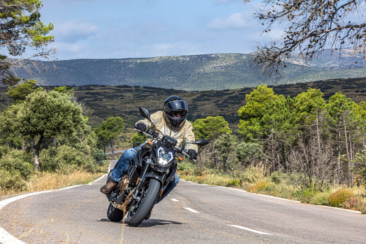 La Voge 625R muestra su agilidad y diseño moderno en el asfalto, perfecta para el conductor audaz.