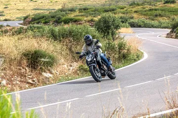 La Voge 625R ofrece un diseño agresivo y buen manejo en curvas, perfecta para principiantes y expertos.