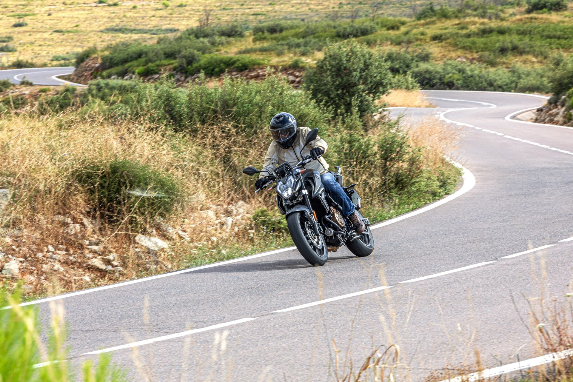 La Voge 625R ofrece un diseño agresivo y buen manejo en curvas, perfecta para principiantes y expertos.