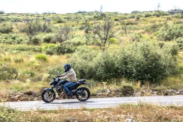 Estilo y agilidad en un entorno natural, mostrando su diseño deportivo.