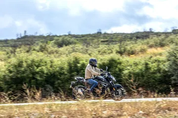 Voge 625R en acción, mostrando su deportivo diseño y capacidad todoterreno.