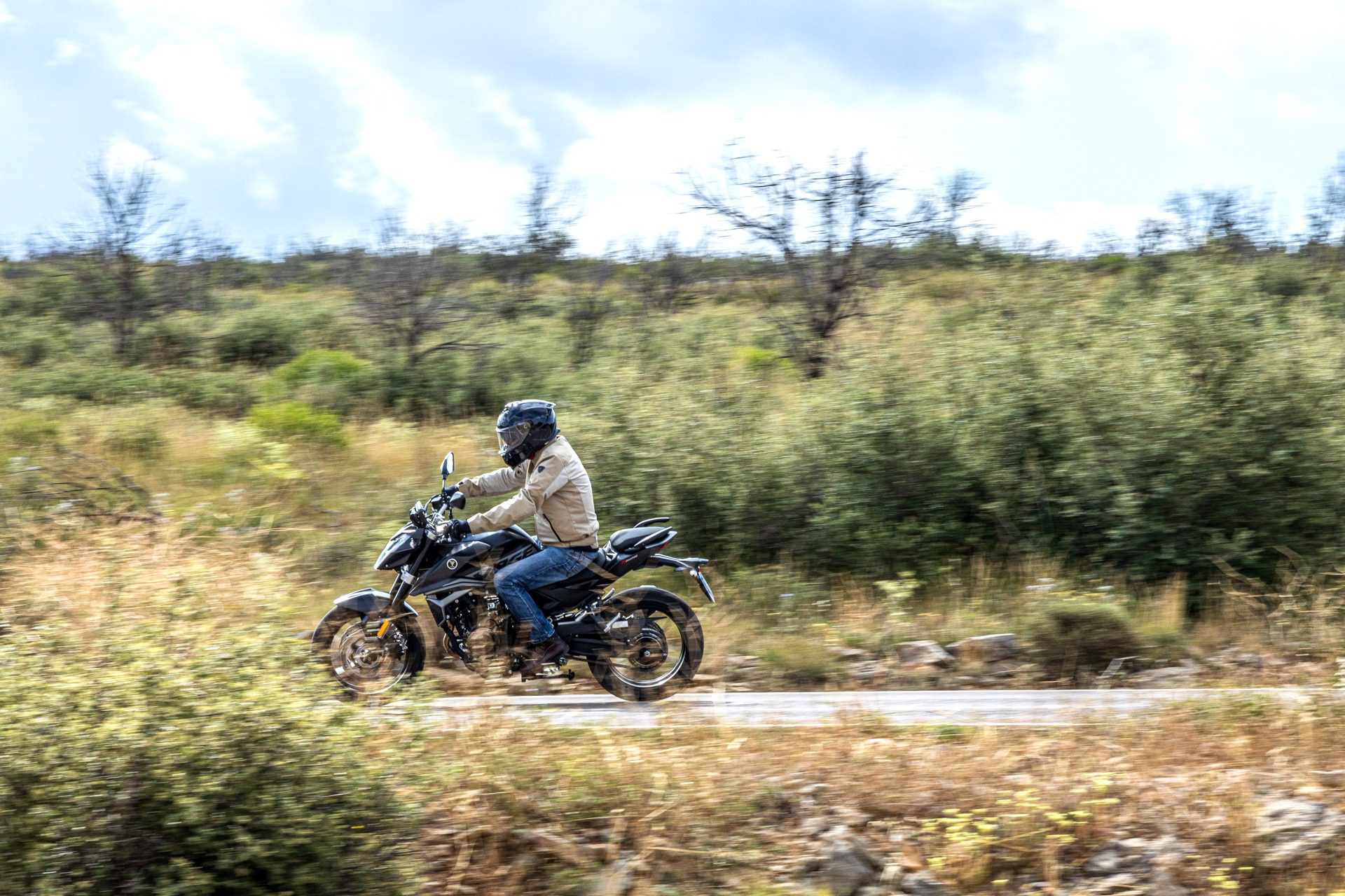 La Voge 625R destaca por su diseño deportivo y accesible, ideal para quienes buscan una moto versátil.